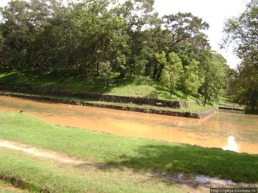 Вся гора окружена рвами. В них еще и крокодилы плавали. Бентота, Шри-Ланка