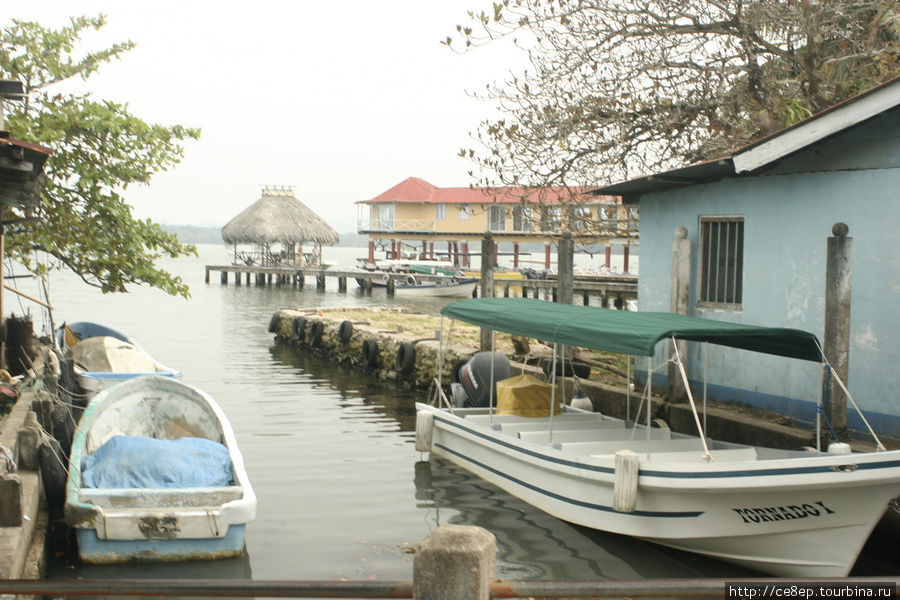 Лодки паркуются у дома — удобно Ливингстон, Гватемала
