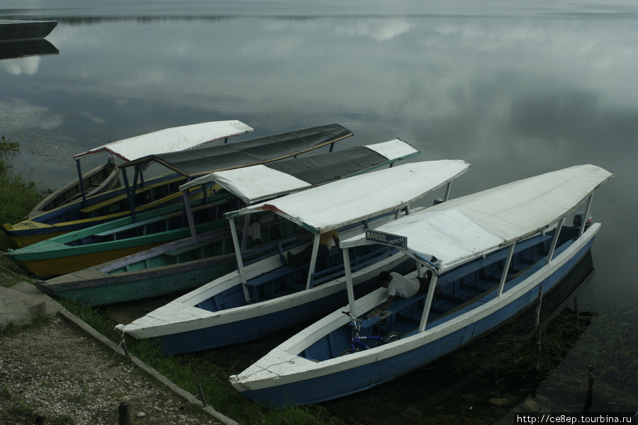 Лодки всегда готовы вас куда-нибудь отвезти Флорес, Гватемала