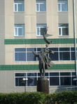 Памятник возле городской библиотеки.