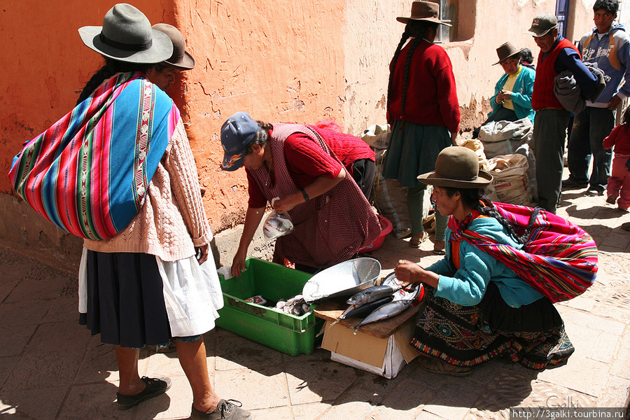 Это в начале сельхоз рынок..  местные тут продаются и скупаются. Писак, Перу
