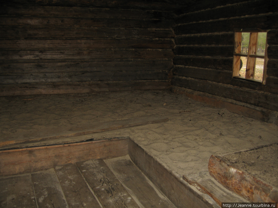 Внутри дома хантов только песок Сургут, Россия