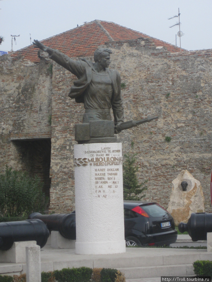 Монумент Павшим героям Дуррес, Албания
