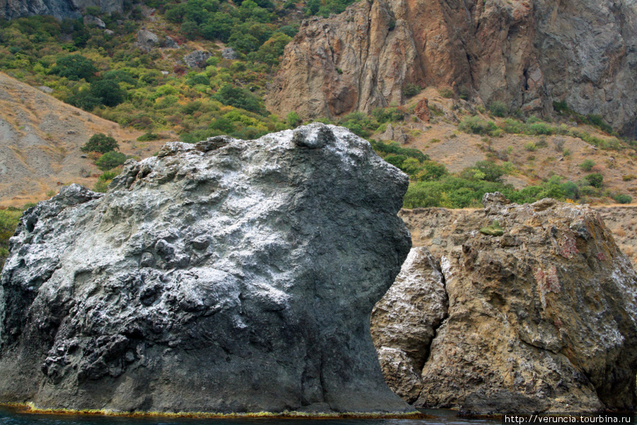 Скалы вулкана Карадаг очень живописны. Вот эта скала похожа на медведя. Республика Крым, Россия