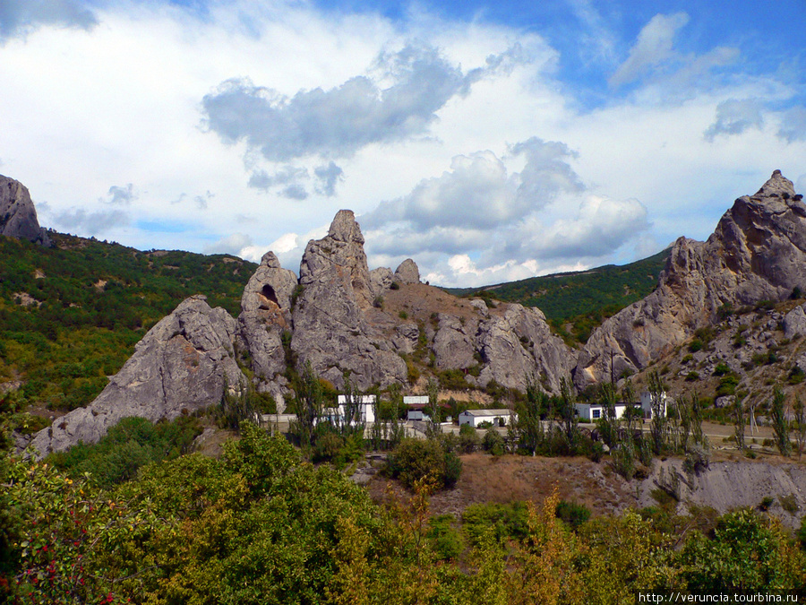 Скалы по пути из Коктебеля в Судак. Республика Крым, Россия