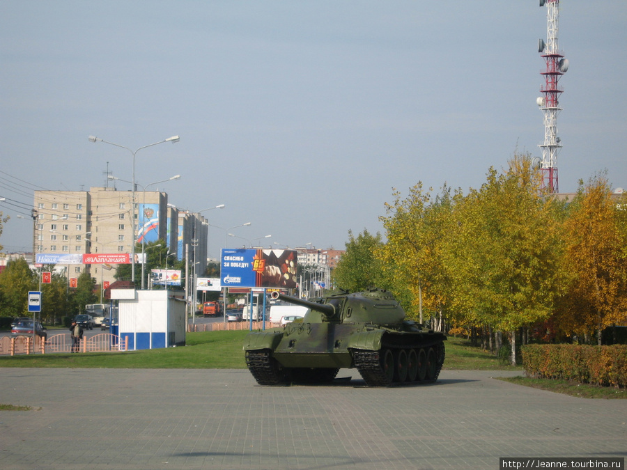 Странно так — танк посреди улицы. Оказывается — памятник. Сургут, Россия