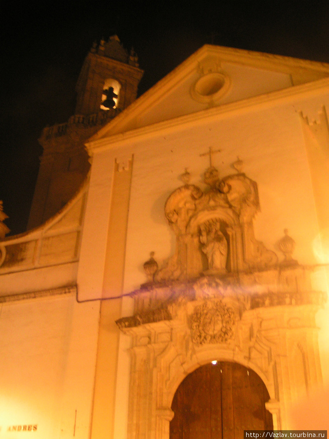 Фасад храма в ночной подсветке Кордова, Испания