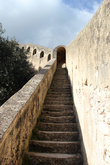 Вот по такой лестнице можно подняться из нижнего города-порта в верхний-крепость