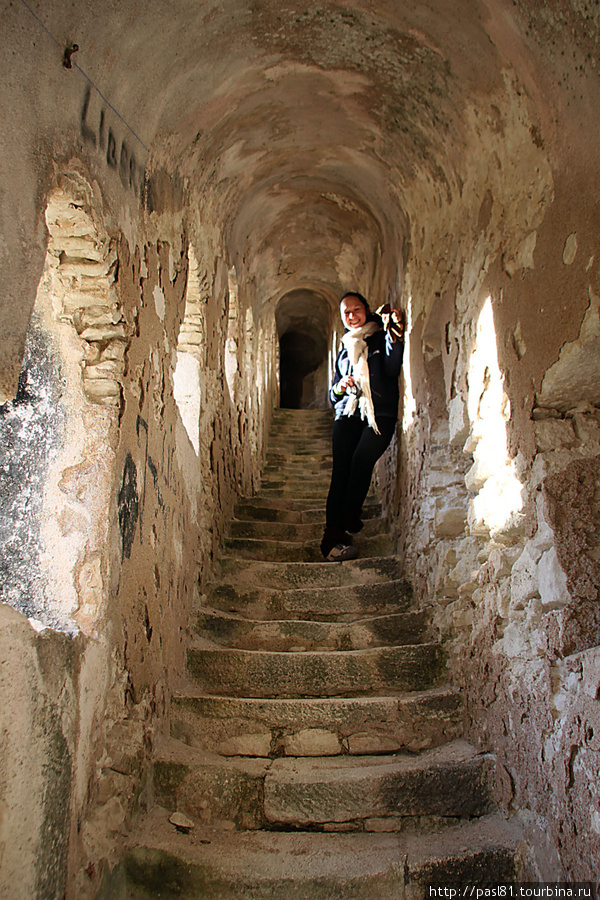 Говорят, что туристы поднимаются по некоторой крытой лестнице Арагонских королей. По легенде, она была построена за одну ночь арагонцами в 1420 году. Еще говорят, что она платная... Возможно, мы нашли какую-то другую лестницу, так как никаких признаков билетеров не встретили. Бонифачо, Франция