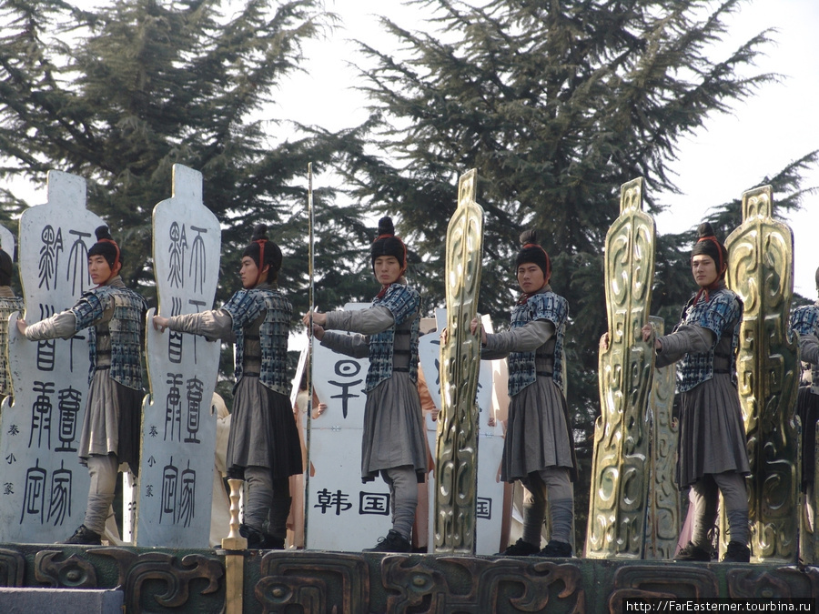 Знакомство с китайской культурой у могилы первого императора Сиань, Китай