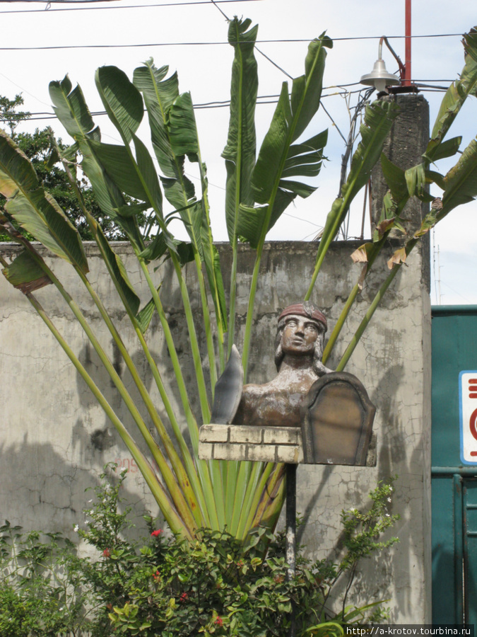 Бюст Лапу-Лапу на улице Лапу-Лапу-Сити, остров Себу, Филиппины