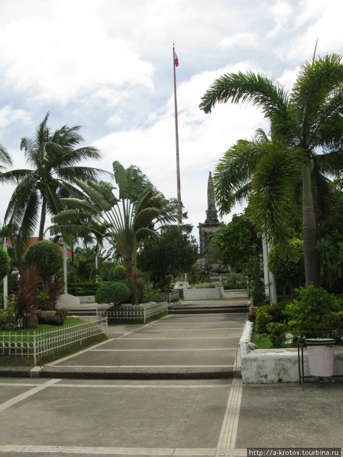 Флаг, воздвигнутый во славу освободительной битве Лапу-Лапу-Сити, остров Себу, Филиппины