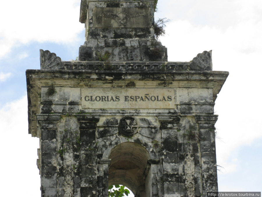 Могила Магеллана + памятник его убийце Лапу-Лапу-Сити, остров Себу, Филиппины