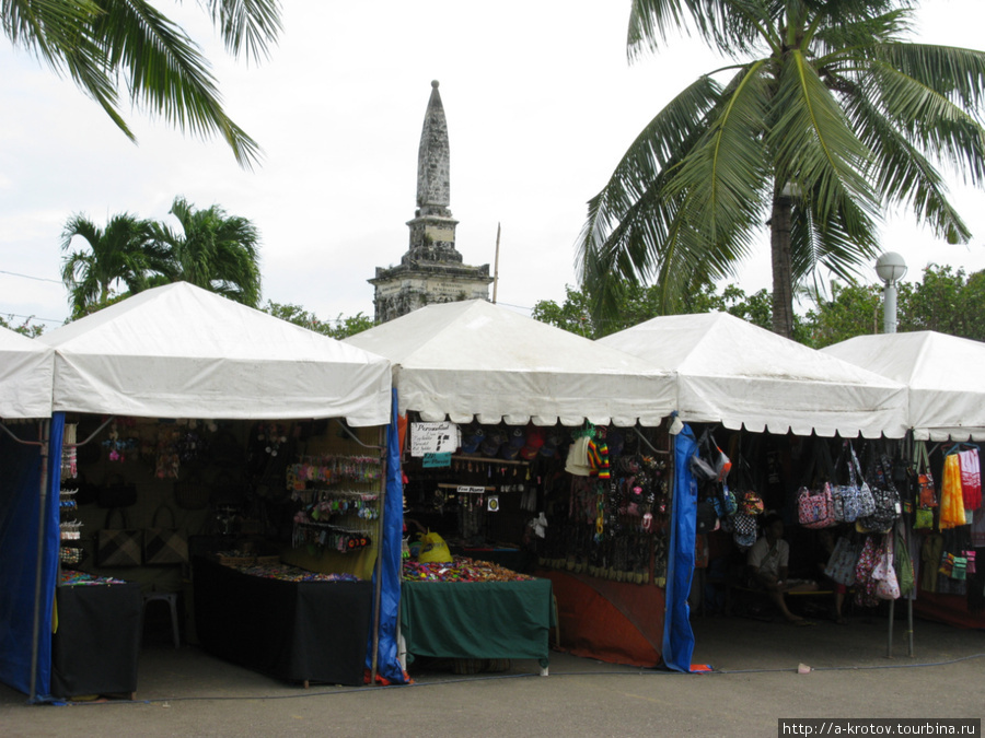 Сувенирные лавки пытаются процвести на этом туристическом месте Лапу-Лапу-Сити, остров Себу, Филиппины