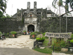 Себуанский Кремль (испанский форт) — самый старый на Филиппинах и самый маленький. ( Правда, это не оригинальный форт: первый, построенный Легаспи из дерева, сгнил 400 лет назад )
