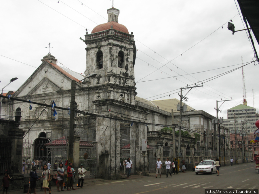 Главный старинный собор, где хранится священная кукла младенца Иисуса, привезённая Магелланом на остров пять веков назад Себу-Сити, остров Себу, Филиппины