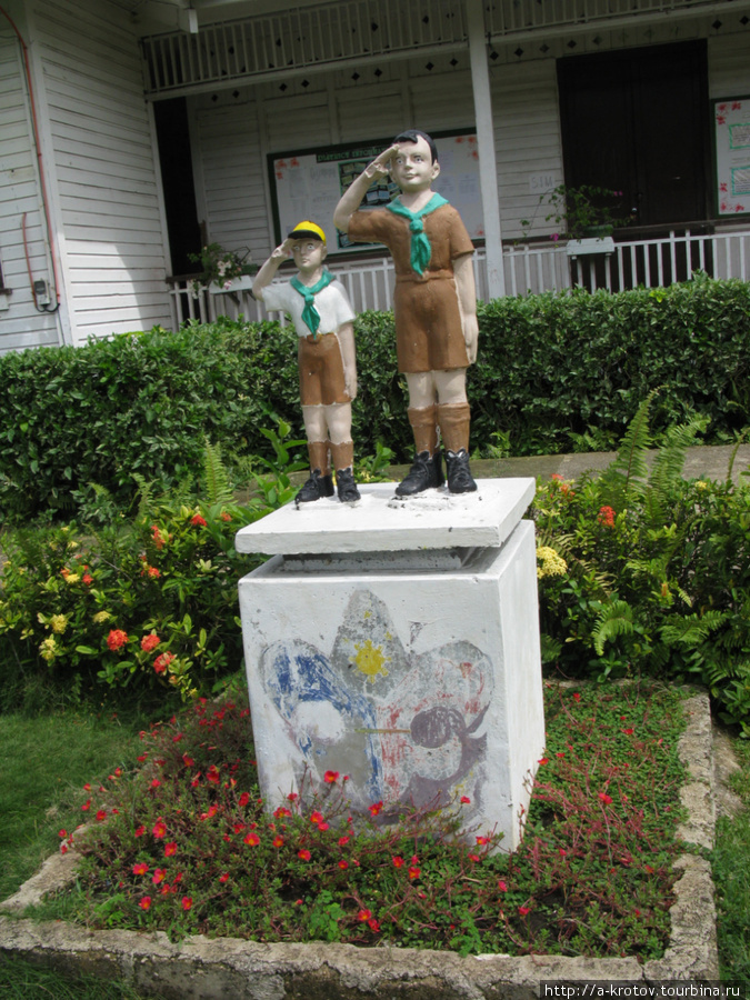 Около школы — статуи пионеров (скаутов) Алкой, остров Себу, Филиппины