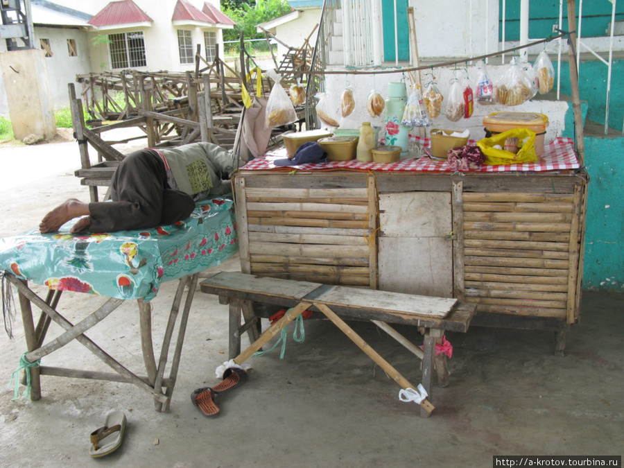 Аклой, на базаре: продавец заснул Алкой, остров Себу, Филиппины