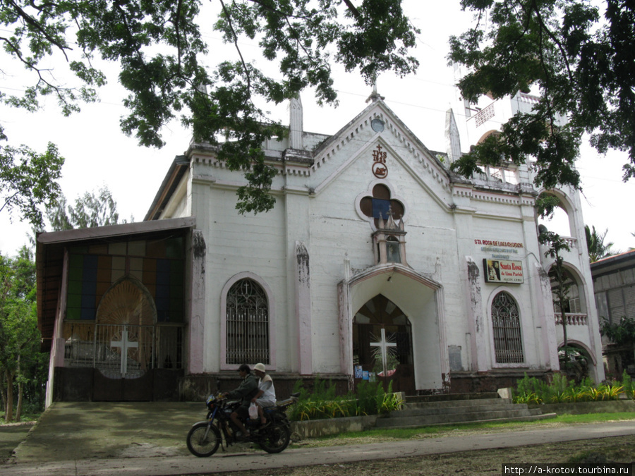 Церковь в Алкое, католическая, с массой деревянных фиур Алкой, остров Себу, Филиппины