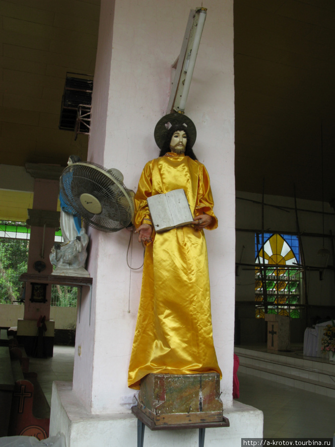 Деревянные фигуры в церкви Алкой, остров Себу, Филиппины