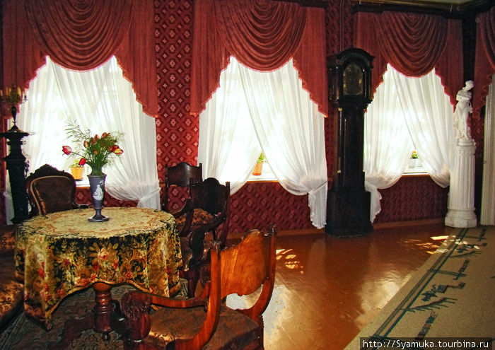 Большая Красная гостиная занимает центральное место в доме на первом этаже. (фото из интернета) Елабуга, Россия
