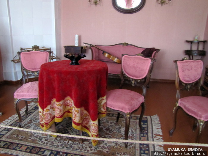 Малая Розовая гостиная имела более скромное назначение — в ней долгими зимними вечерам собирались члены семьи и занимались каждый своим делом. Елабуга, Россия