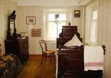 Комната Ивана Шишкина. В комнате простая обстановка... все только самое необходимое... и дорогое...
Деревянная кровать, стол, сундук... рисунки и фотографии, оставшиеся от пожара. (фото из интернета)
