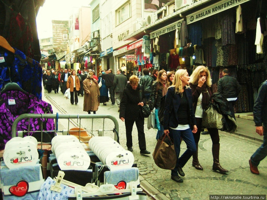 современные турчанки — жительницы Стамбула — тем не менее одеты по всем правилам европейской моды Стамбул, Турция