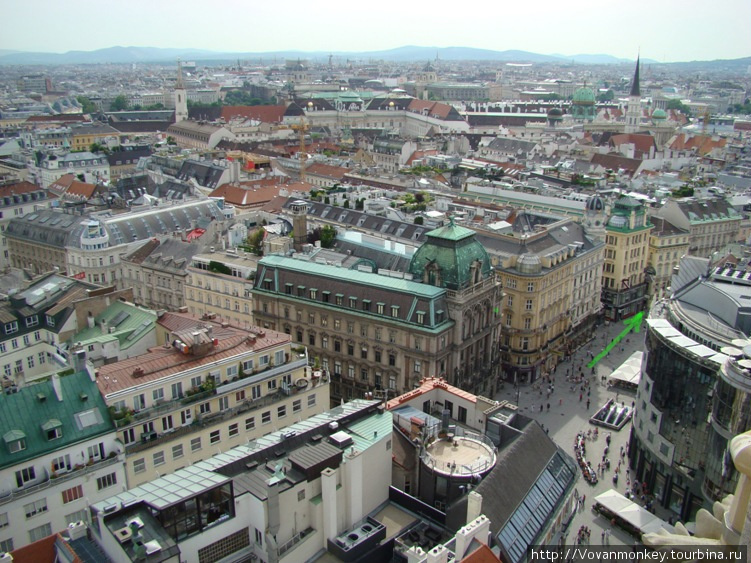 Вид на площадь Грабен с башни Св.Штефана. По стрелке налево около тридцати метров. Вена, Австрия