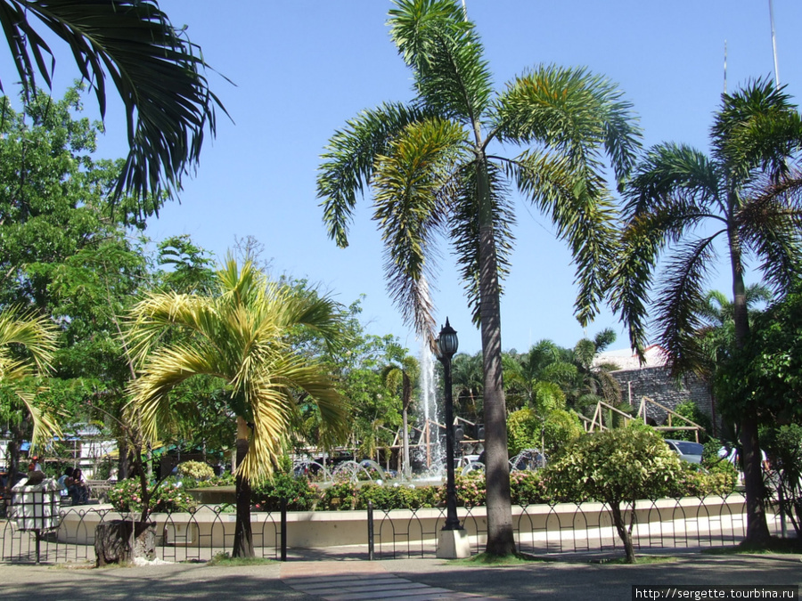 Фонтан возле здания капитолия Пуэрто-Принсеса, остров Палаван, Филиппины