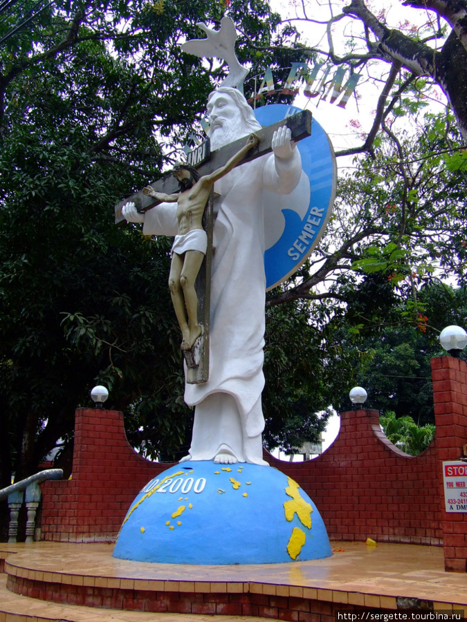 Отец и сын и святой дух рядом с собором Пуэрто-Принсеса, остров Палаван, Филиппины