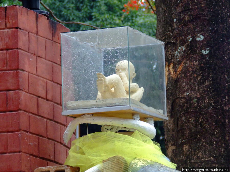 Рядом   стеклянный куб с младенцем. я так понял что это какой то модернистский символ Палавана Пуэрто-Принсеса, остров Палаван, Филиппины