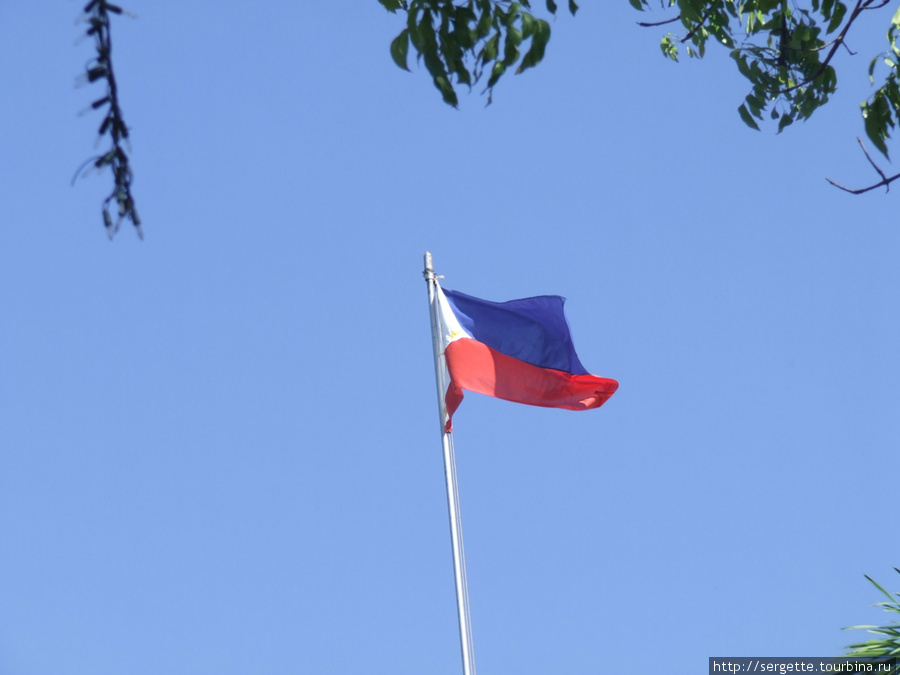 Государственный флаг Филиппин Пуэрто-Принсеса, остров Палаван, Филиппины