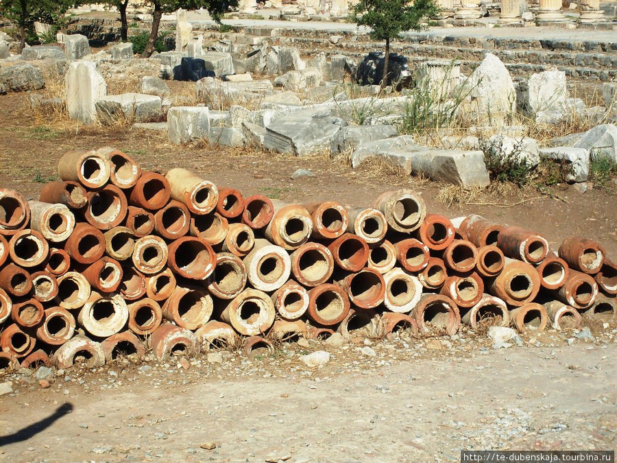 Керамические трубв, из которых делали водопровод и канализацию. Эфес античный город, Турция