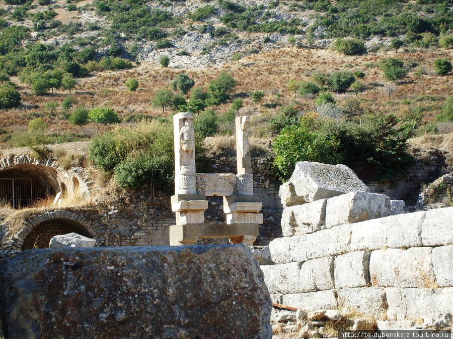 Храм Домициана. Первый из храмов Эфеса, построенный в честь императора. Эфес античный город, Турция