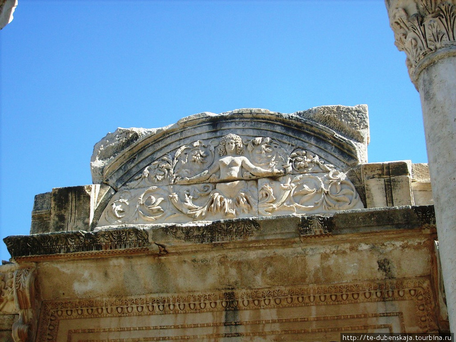 Рельеф Медузы сзади свода храма Адриана. Эфес античный город, Турция