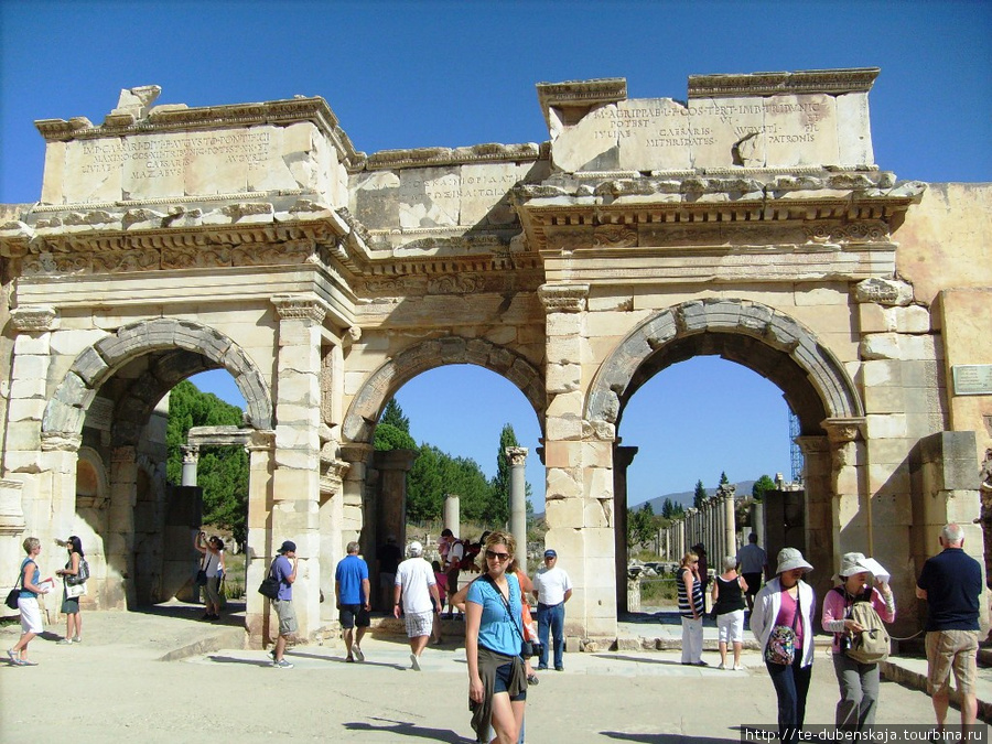 Ворота Мазавса и Митридата. Эфес античный город, Турция