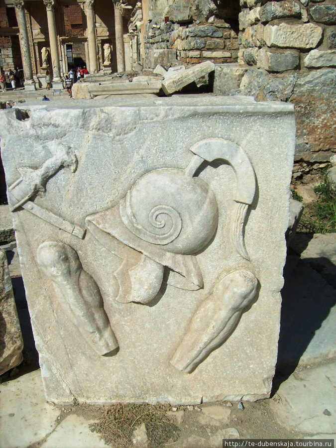 Рельеф с доспехами гладиаторов. Эфес античный город, Турция