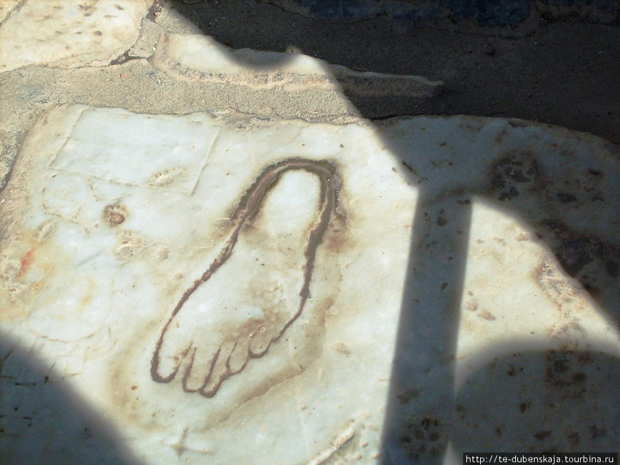 Знак на мраморной дороге, указывающий на публичный дом. Эфес античный город, Турция