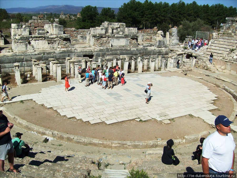 Колонны, на которых располагалась сцена Большого театра. Эфес античный город, Турция