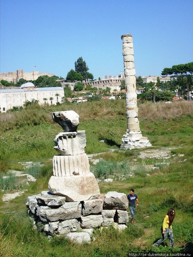 На заднем плане церковь Св.Иоанна и фотификации. Эфес античный город, Турция
