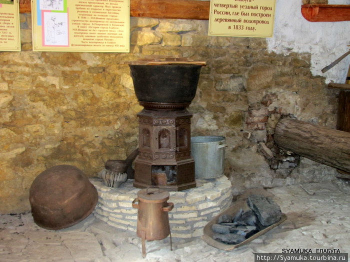 Печка, на которой грели воду, топилась углем. Подлинник. Осталась с 1870 года. Елабуга, Россия