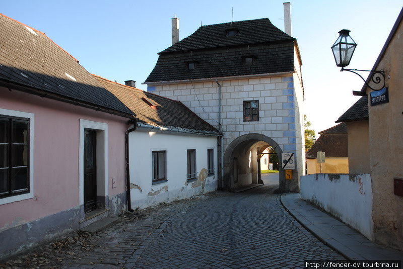 Такие вот скромные ворота в старый город. За ними уже обычный провинциальный чешский город Телч, Чехия