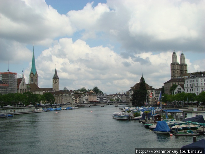 Вид на главные соборы Цюриха с моста Quaibrucke Цюрих, Швейцария