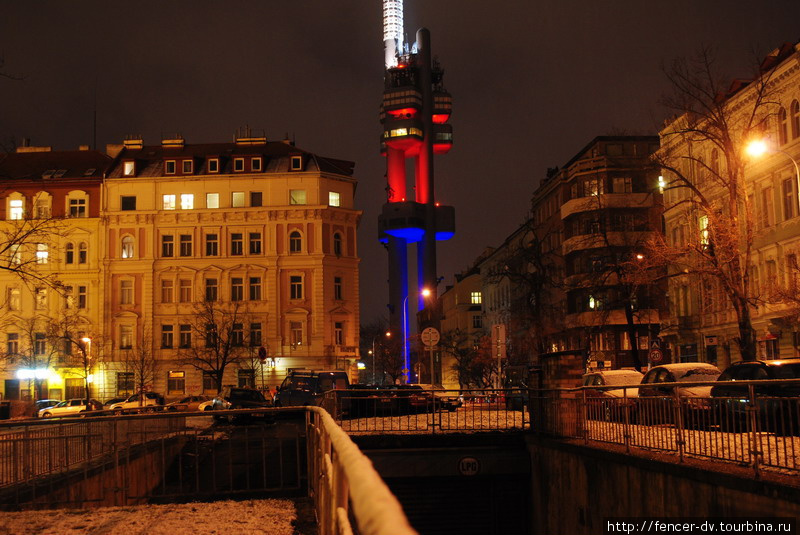 Жижковская телебашня ночью светится цветами чешского флага Прага, Чехия