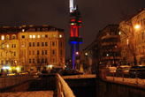 Жижковская телебашня ночью светится цветами чешского флага