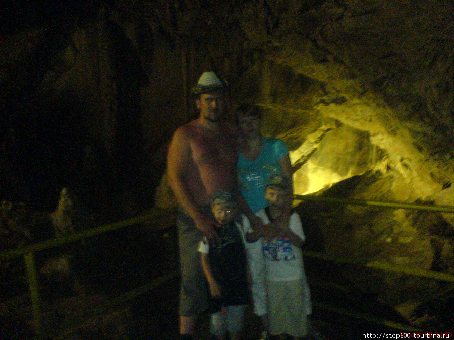 В пещерах оказалось холодно, пришлось срочно одевать детей в то, что было на себе.... Новый Афон, Абхазия