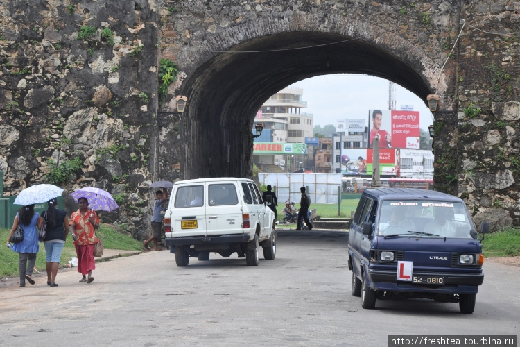 Новые ворота Галле в самой толстой стене крепости. Ее ширина составляет 14 метров! Шри-Ланка