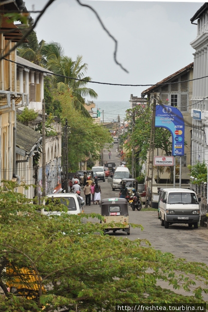 Вот она, элегантная Chirch Street, что пронизывает форт от Новых ворот до набережной с маяком. Шри-Ланка