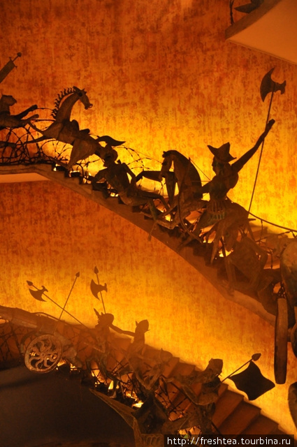 Закрученная в спираль лестница под куполом здания — это скульптурная картина битвы за форт Галле. Ее по заказу Джеффри Бава сделал самобытный ланкийский скульптор Лаки Сенананаяке. Причем все персонажи вдоль перил — почти в натуральную величину! Шри-Ланка